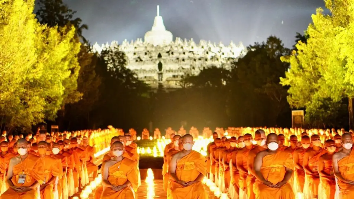 Peserta Pabbajja Samanera Sementara lakukan Prosesi Candle Light Ceremony pada 17 Desember 2022 di Candi Borobudur. (Sumber : Instagram @ditjenbimasbuddha)
