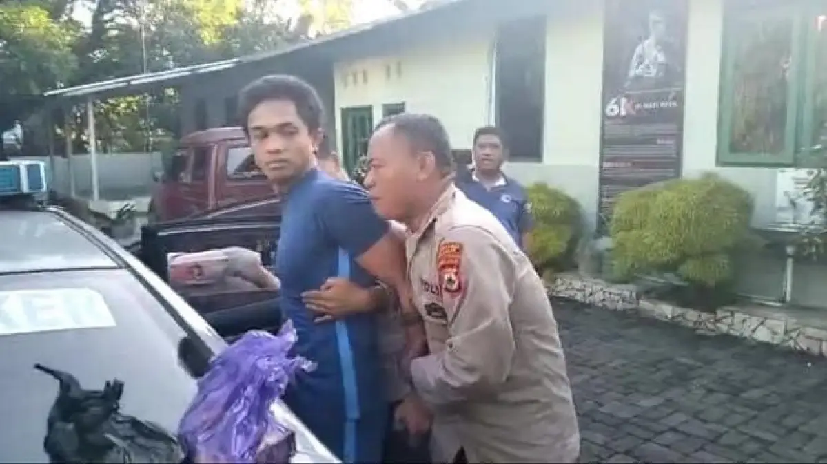 Eks-pemain PSM Makassar, Achmad Hisyam Tolle, ditangkap seusai menikam seorang satpam di tempat karaoke di Makassar, Sabtu (6/5/2023). (Sumber : Twitter @FaktaSepakbola)