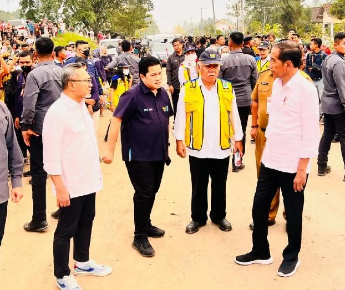 Jokowi beserta menteri BUMN,PUPR dan Perdagangan di Lampung (Sumber : Twitter Jokowi)