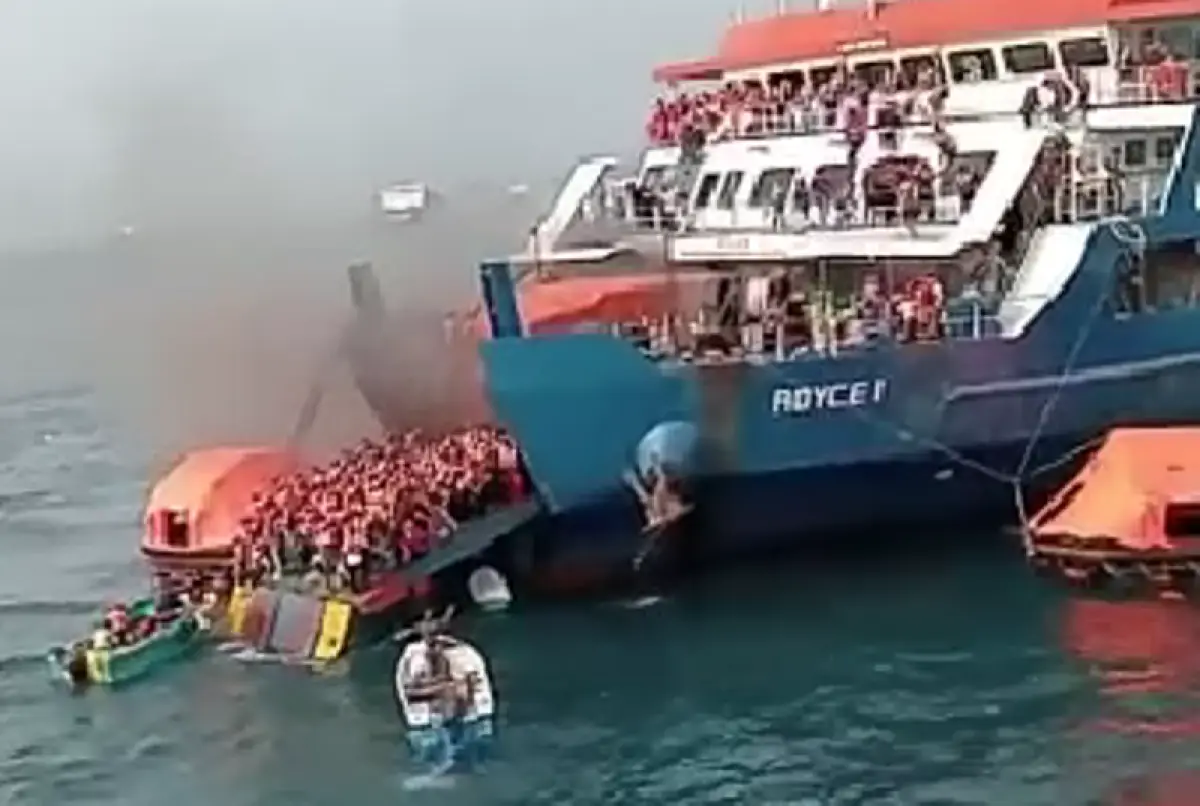 KMP Royce 1 tujuan Merak-Bakauheni terbakar di Perairan Merak, Sabtu (6/5/2023). (Sumber : Twitter @lhayesno)