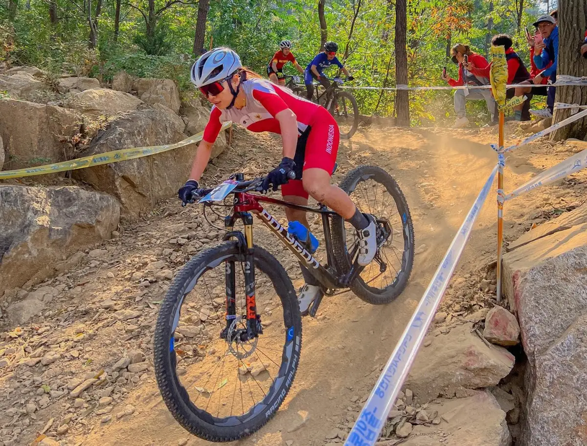 Sayu Bella Sukma Dewi dari cabor Cycling nomor Women's Mountain Bike Cross-Country Olympic di SEA Games 2023. (Sumber : Instagram @sayuuubella_)
