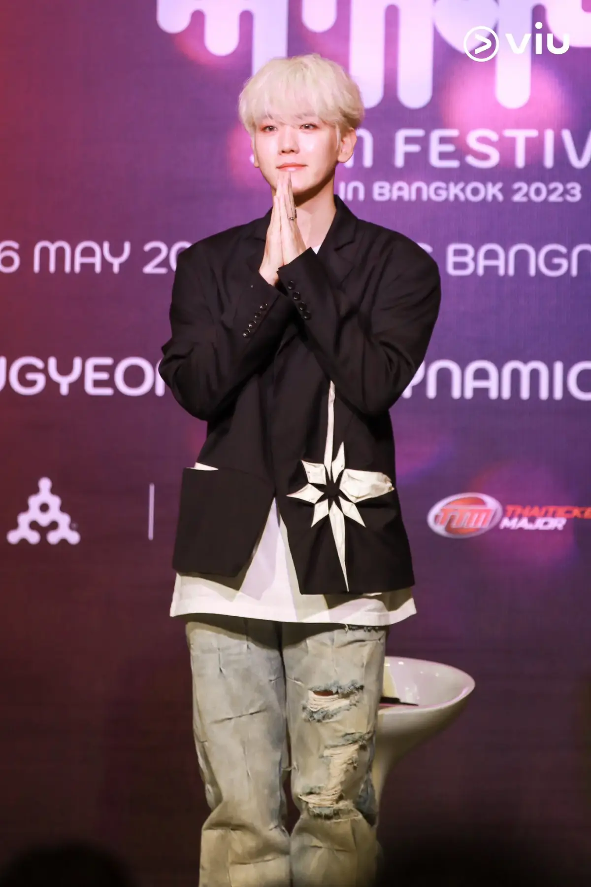 Baekhyun tampil dengan rambut blonde di Thailand. (Sumber : twitter/VIU Thailand)