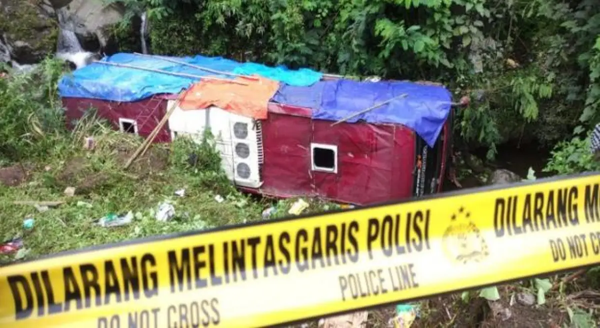Kondisi terkini bus merah yang masuk ke jurang di kawasan Wisata Guci,Tegal, Jawa Tengah. (Sumber : Antara)