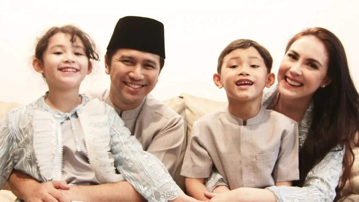 Keluarga Arumi Bachsin dan Emil Dardak (Sumber : Instagram Arumi Bachsin)