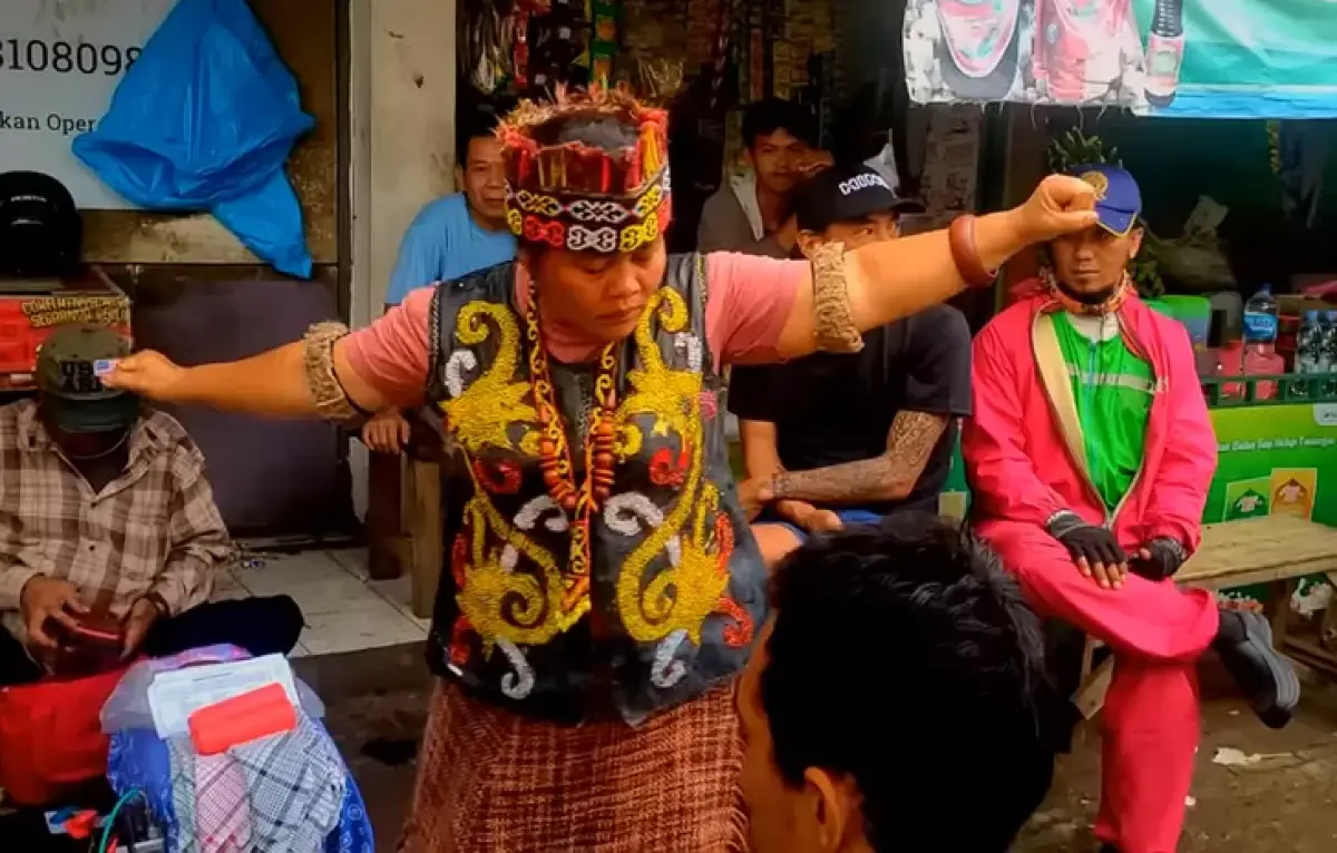 Ida Dayak, perempuan yang viral karena memiliki cara pengobatan sendiri. (Sumber : YouTube Petualangan Ibu Dayak)