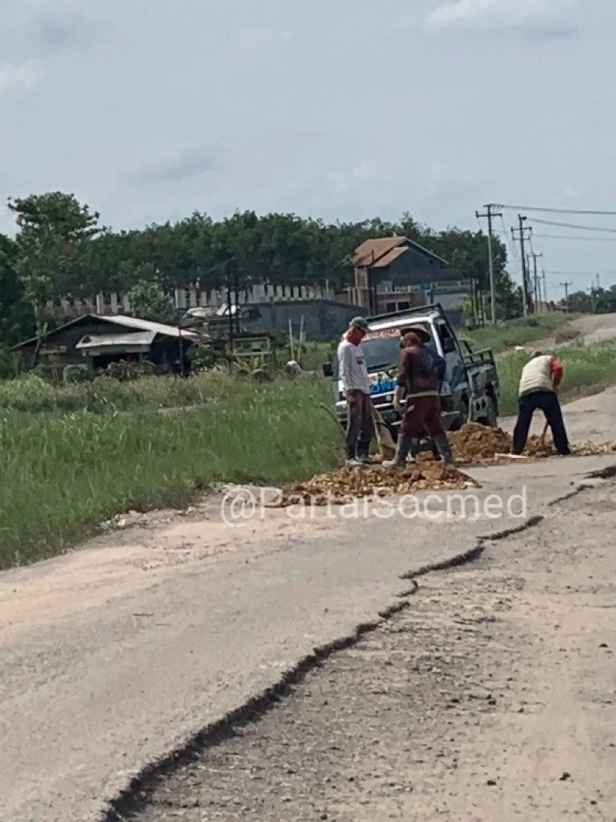 Warga diduga perbaiki jalan rusak di Lampung secara swadaya. (Sumber : Twitter/PartaiSocmed)