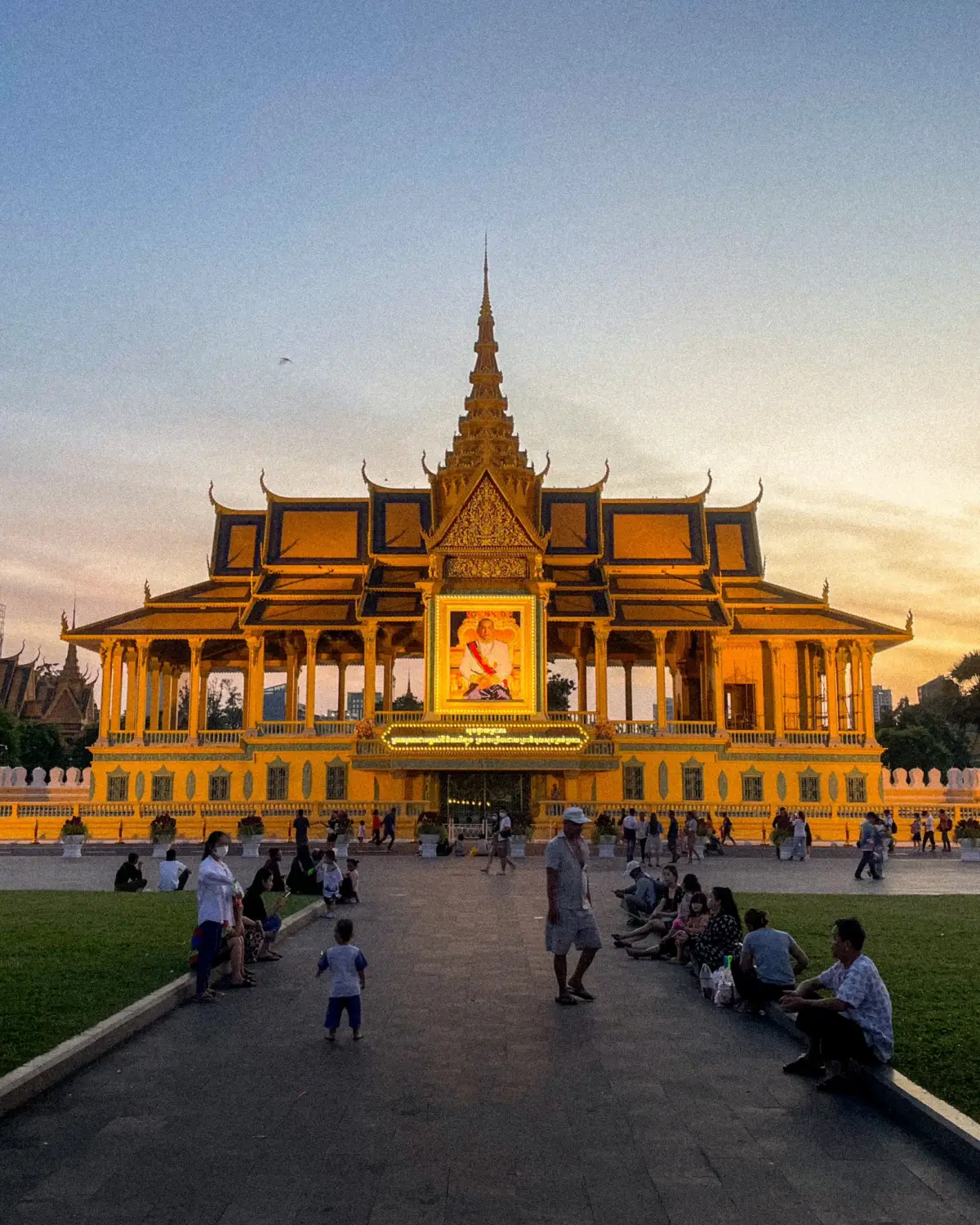 Negara Kamboja memiliki beberapa budaya yang harus dipatuhi setiap wisatawan (Sumber : Twitter)