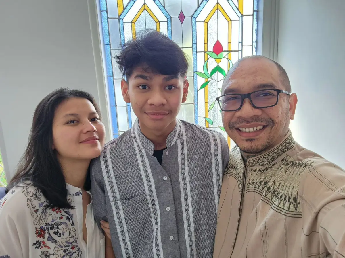 David Ozora bersama sang ayah, Jonathan L, dan ibu tirinya. (Sumber : Instagram @tidvrberjalan)