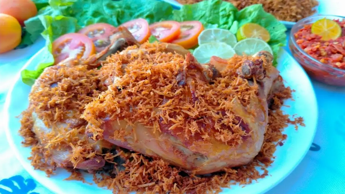 Ayam serundeng kelapa (Sumber : YouTube)
