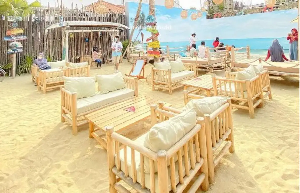Beachday salahs atu temoat ngopi yang asik dan konsep yang unik di Semarang (Sumber : Instagram/catatancafe.id)