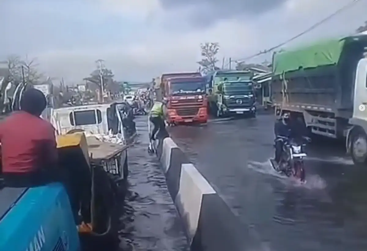 Banjir rob penyebab kemacetan parah di Jalan Pantura Demak-Semarang, Jumat (12/5/2023). (Sumber : Instagram @infosemarangterkini)