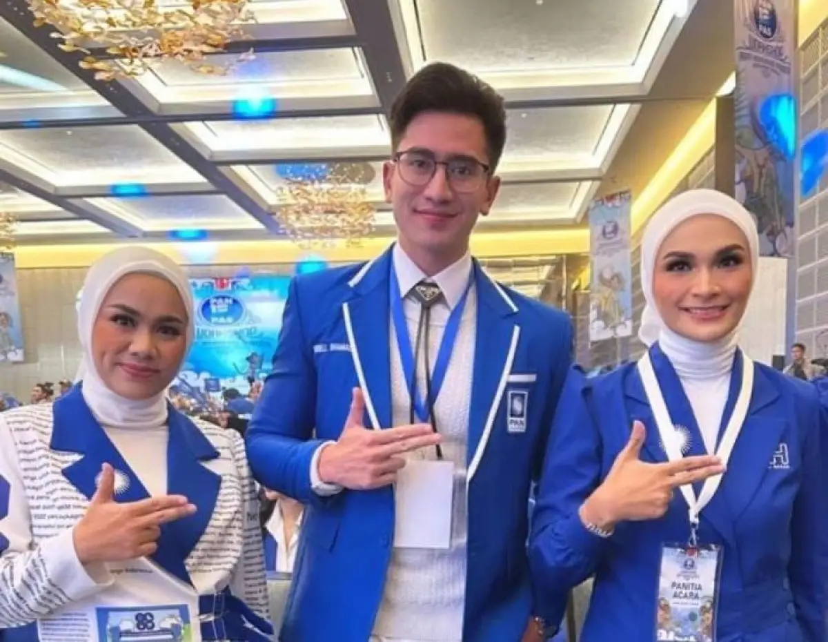 Varrel Bramasta (tengah) mendaftar sebagai bakal calon legislatif (Sumber : Twitter)