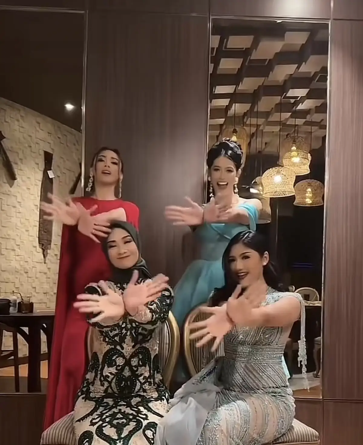 Erina Gudono bikin video TikTok. (Sumber : TikTok/kaesangerina_family)
