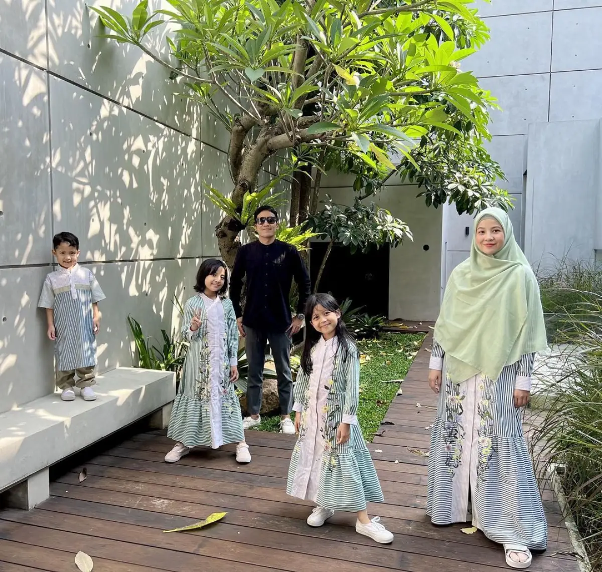 Foto Desta dan keluarga saat lebaran 2023. (Sumber : instagram/desta80s)