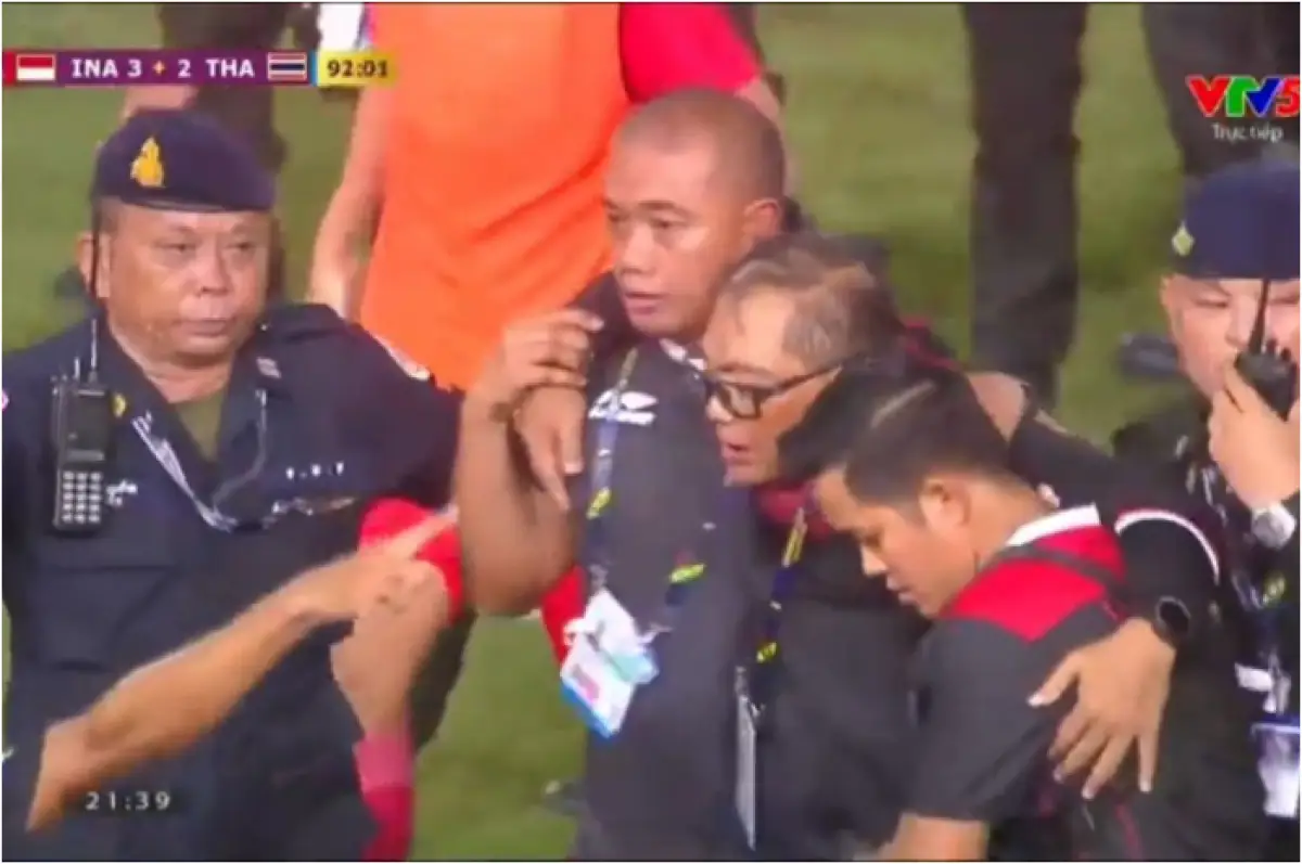 Sumardji yang dibopong keluar lapangan usai kericuhan di laga final Indonesia vs Thailand SEA Games 2023 (Sumber : Twitter)