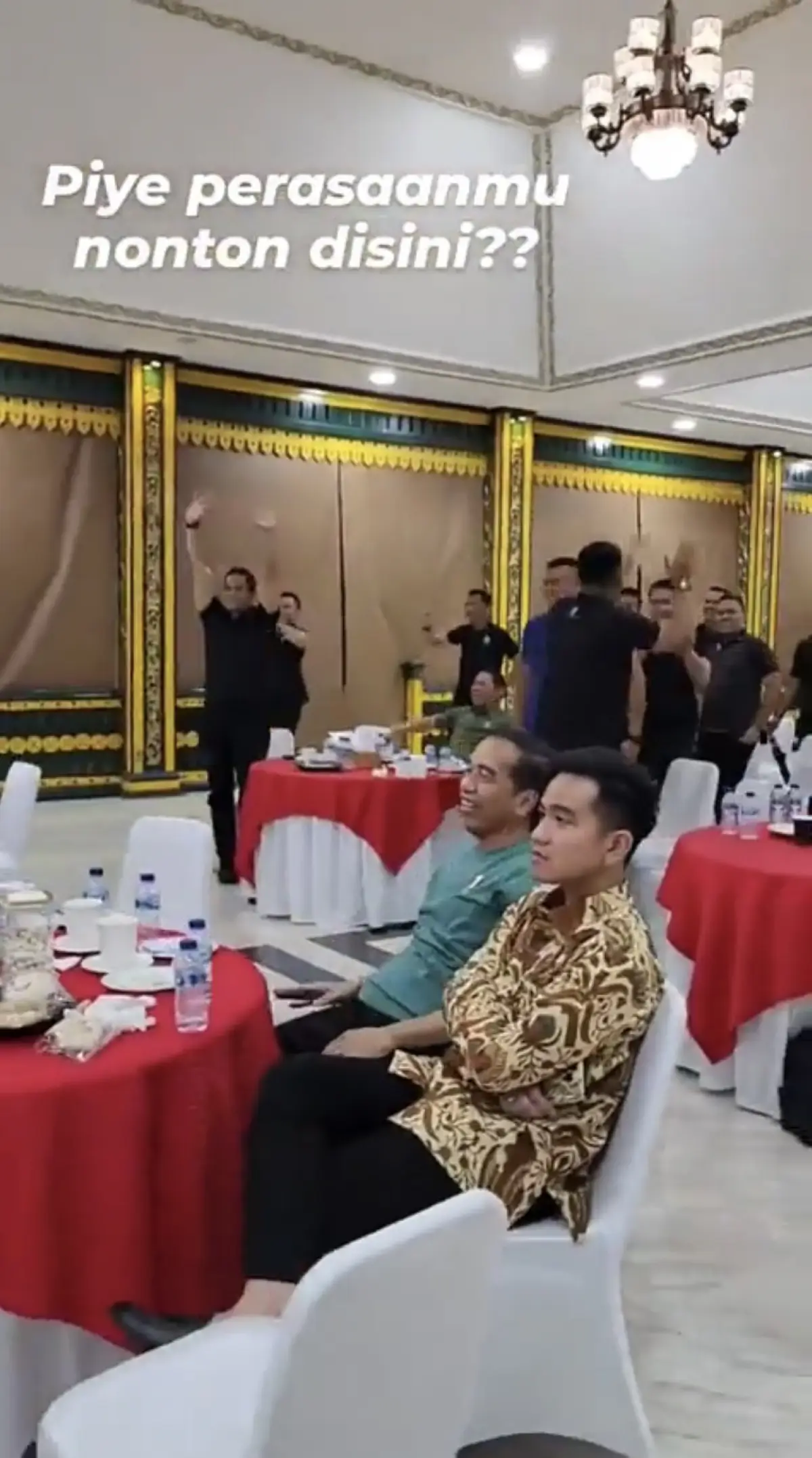 Reaksi datar Gibran Rakabuming nonton SEA Games 2023 Indonesia vs Thailand. (Sumber : Twitter/narkosun)