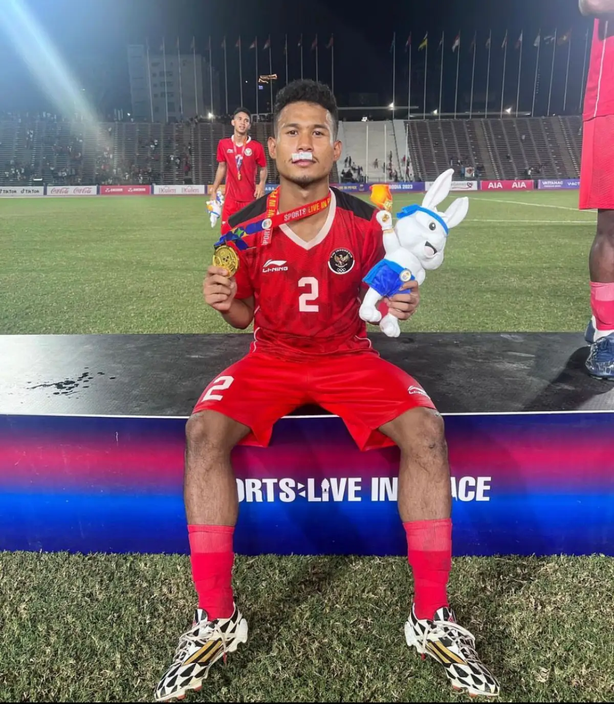 Bibir Bagas Kaffa diperban usai laga final sepak bola SEA Games 2023 Indonesia vs Thailand (Sumber : instagram @bagaskaffa)
