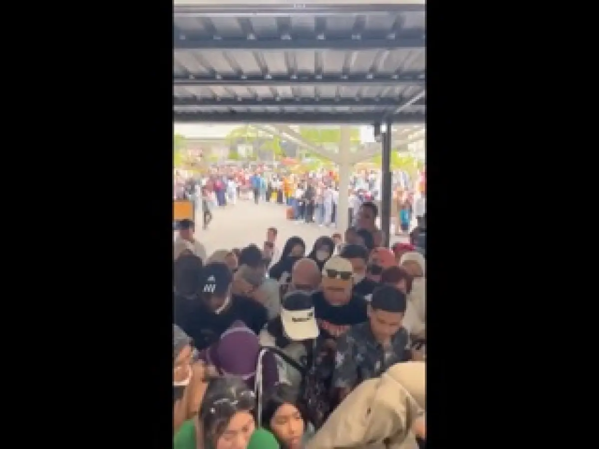 Antrian KRL Solo di Stasiun Tugu, Yogyakarta. (Sumber : Twitter/merapi_uncover)