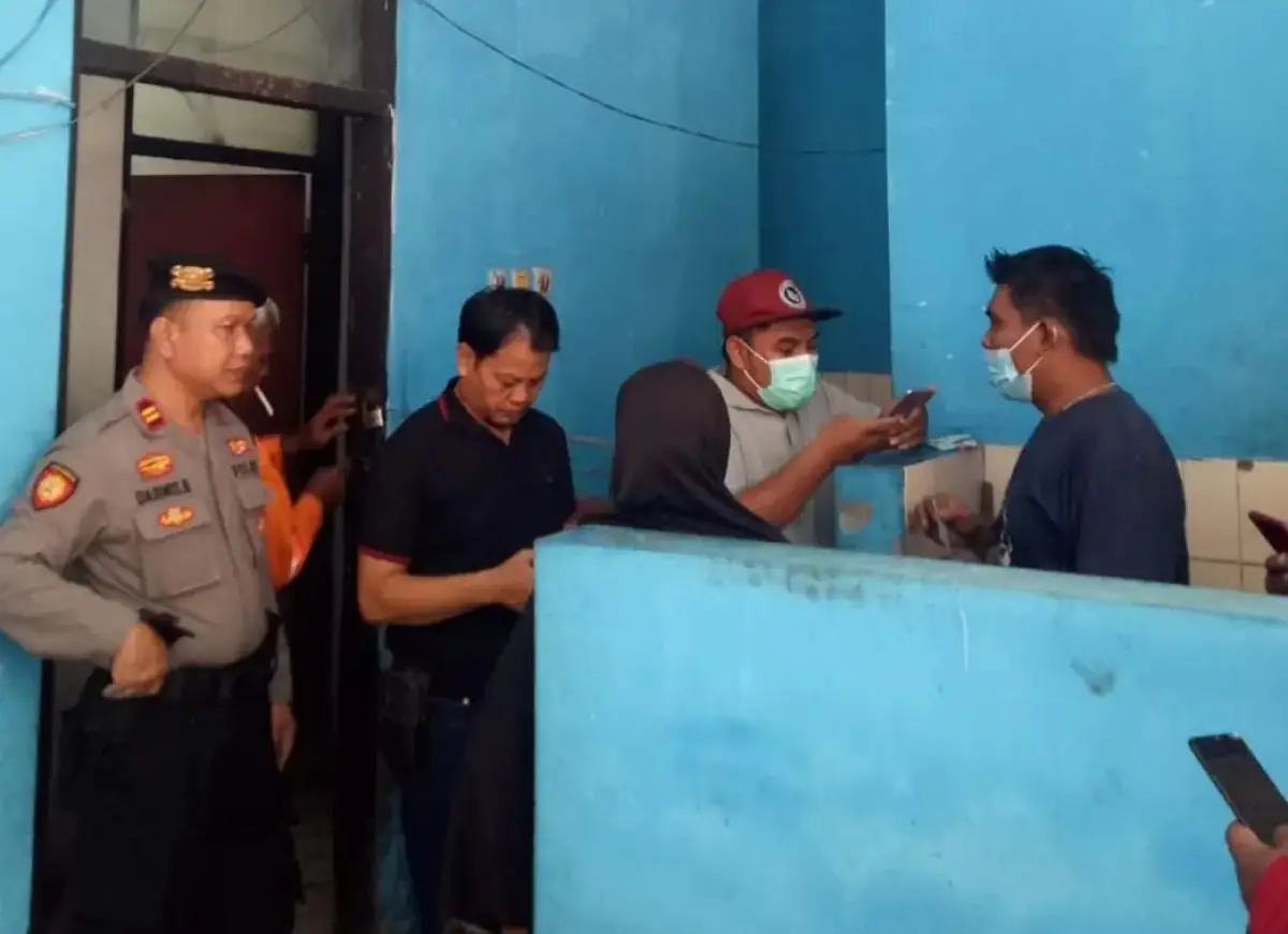 Pria ditemukan tewas tergeletak di dalam toilet Terminal Bus Pedurungan, Semarang Timur, Kamis 18 Mei 2023. (Sumber : Instagram @polsekpedurungan)