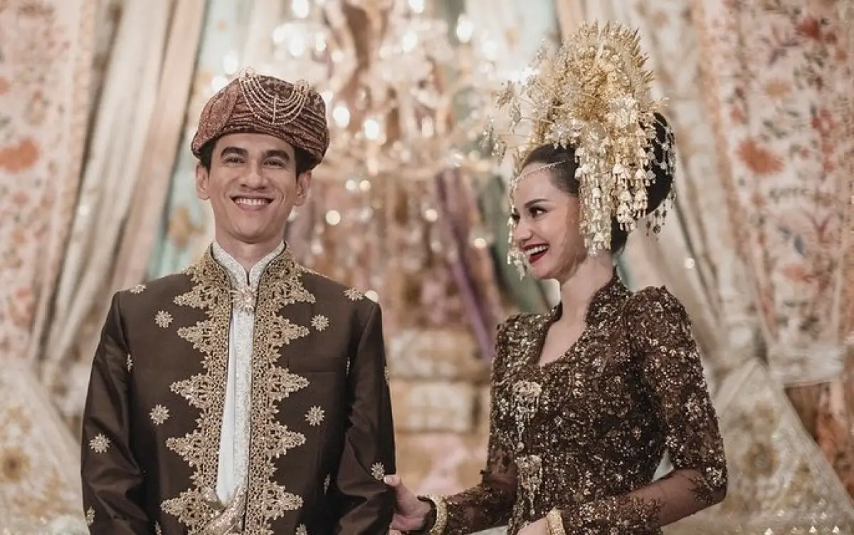 Pasangan Maulana Kasetra dan Enzy Storia yang menikah pada Sabtu, 20 Mei 2023. (Sumber : Instagram @thebridestory)