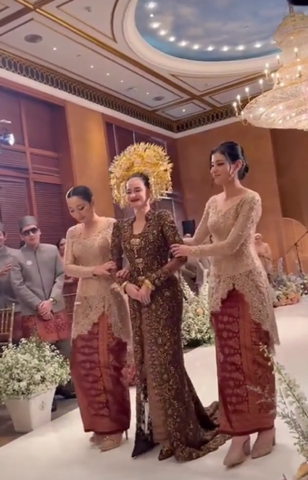 Aksi Desta di pernikahan Enzy Storia dan Molen Kasetra. (Sumber : instagram/medinadinaaa)