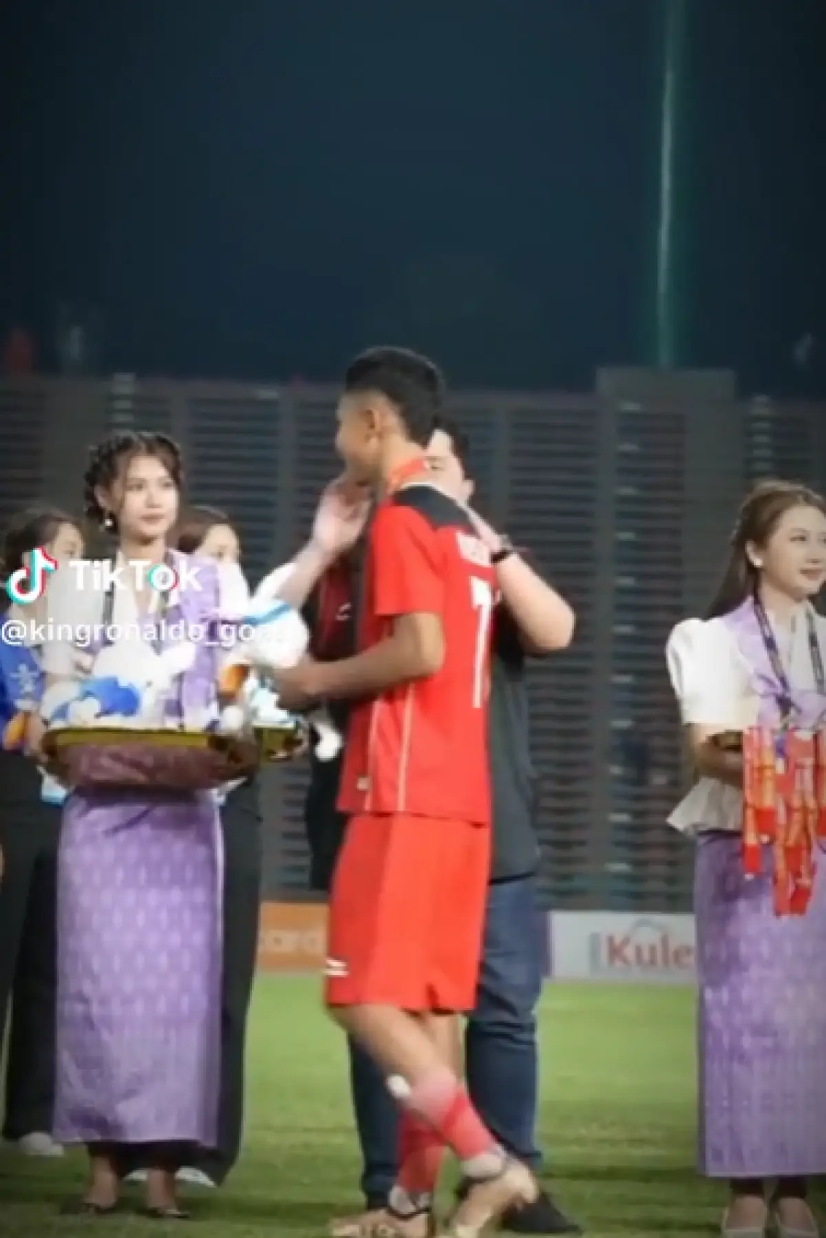 Gadis Kamboja salting gegara Marselino Ferdinan. (Sumber : TikTok/kingronaldo_goat7)