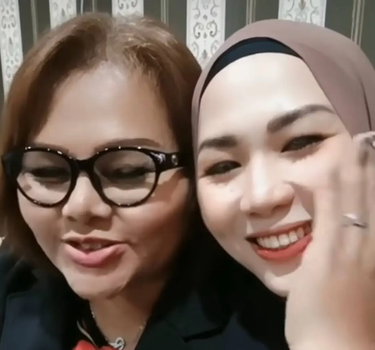 Eva Manurung bersama wanita yang dipanggilnya Inang (Sumber : instagram Eva Manurung)