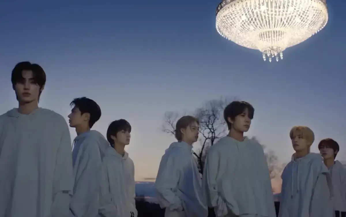 Boygroup ENHYPEN pada video klip Bite Me. (Sumber : YouTube HYBE LABELS)