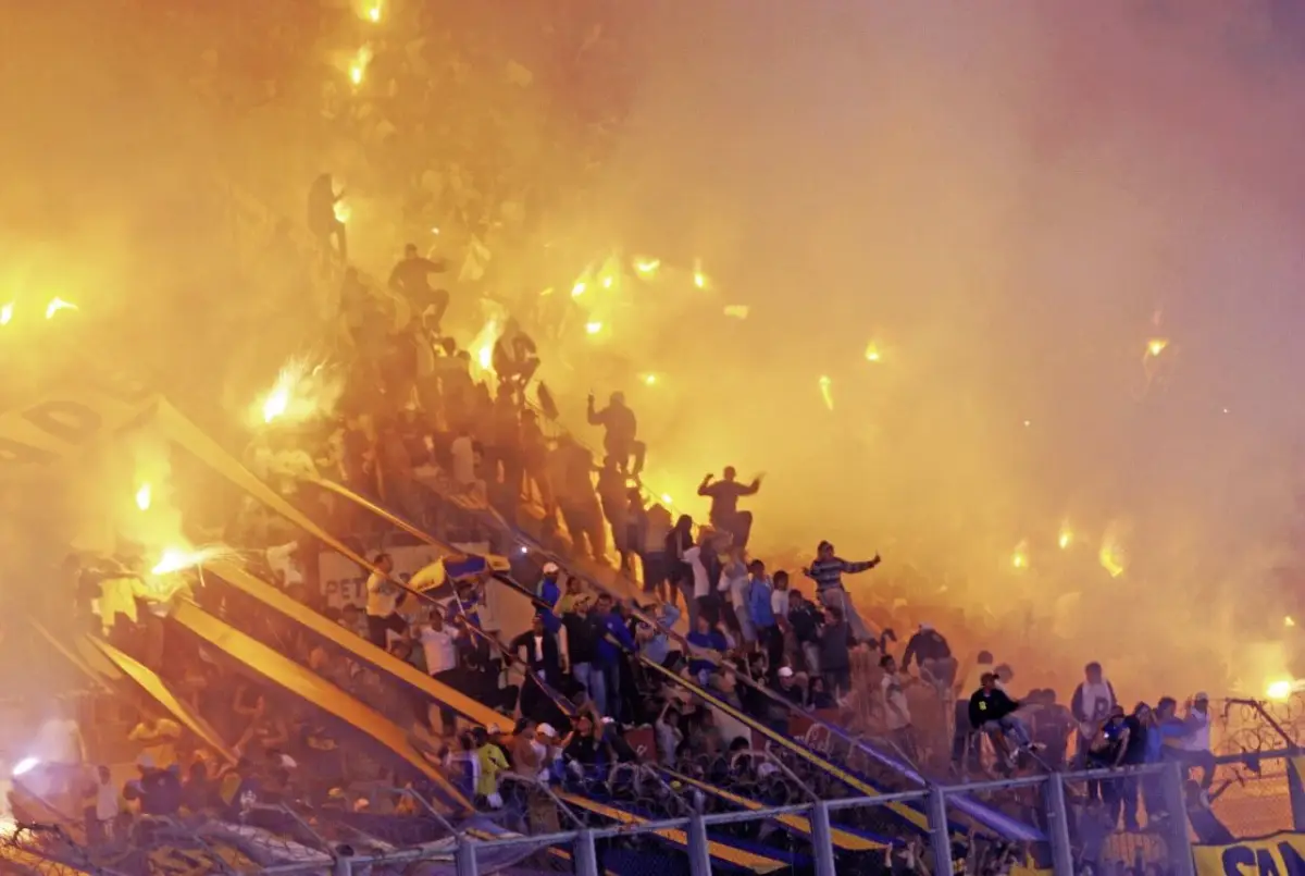 Ilustrasi kerusuhan suporter bola di Argentina (Sumber : Twitter)