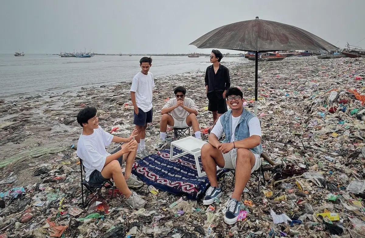 Pandawara Group saat mendatangi Pantai Teluk Labuan di Banten yang penuh sampah. (Sumber : Instagram @pandawaragroup)