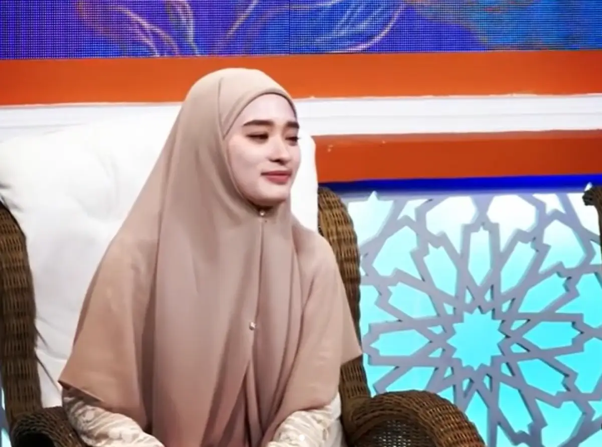 Inara Rusli saat menjadi bintang tamu di program acara televisi swasta. (Sumber : Instagram @mommy_starla)