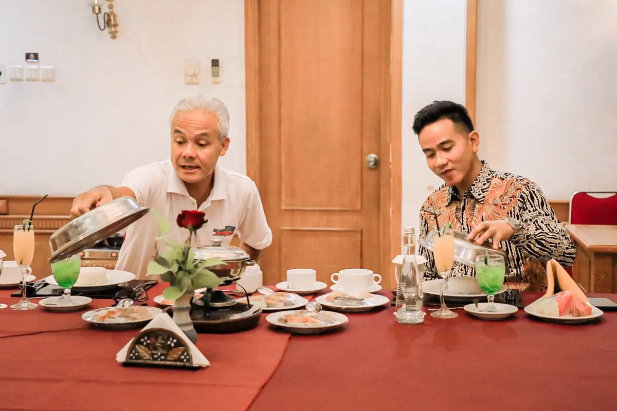 Momen makan malam Ganjar Pranowo bersama Gibran Rakabuming. (Sumber : instagram/ganjarpranowo)