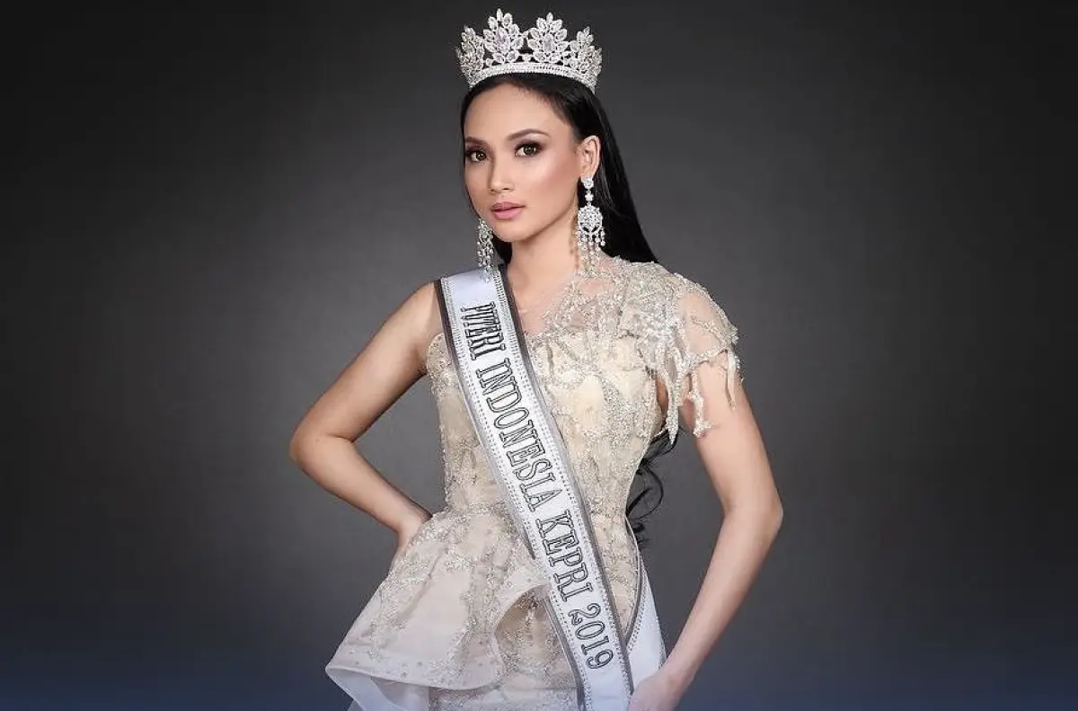 Puteri Indonesia Intelegensia 2019, Lycie Joanna, jadi calo tiket konser Coldplay. (Sumber : Instagram @lyciejo)