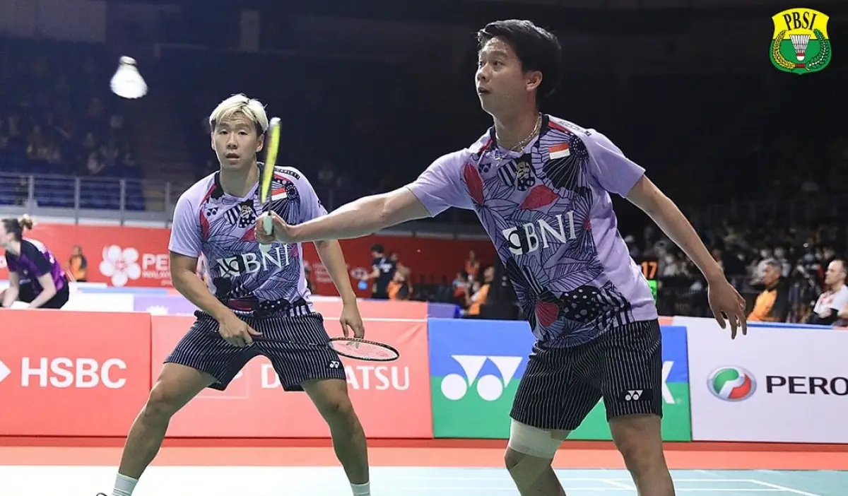 Pasangan ganda putra Indonesia, Marcus Gideon/Kevin Sanjaya saat melawan wakil Thailand di babak 32 besar Malaysia Masters 2023. (Sumber : PBSI)