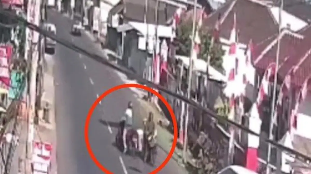 Rekaman CCTV penjual bakso tersenggol pengendara ojol hingga jatuh dan tersiram kuah bakso di Mijen, Kota Semarang. (Sumber : Instagram @kejadiansmg)