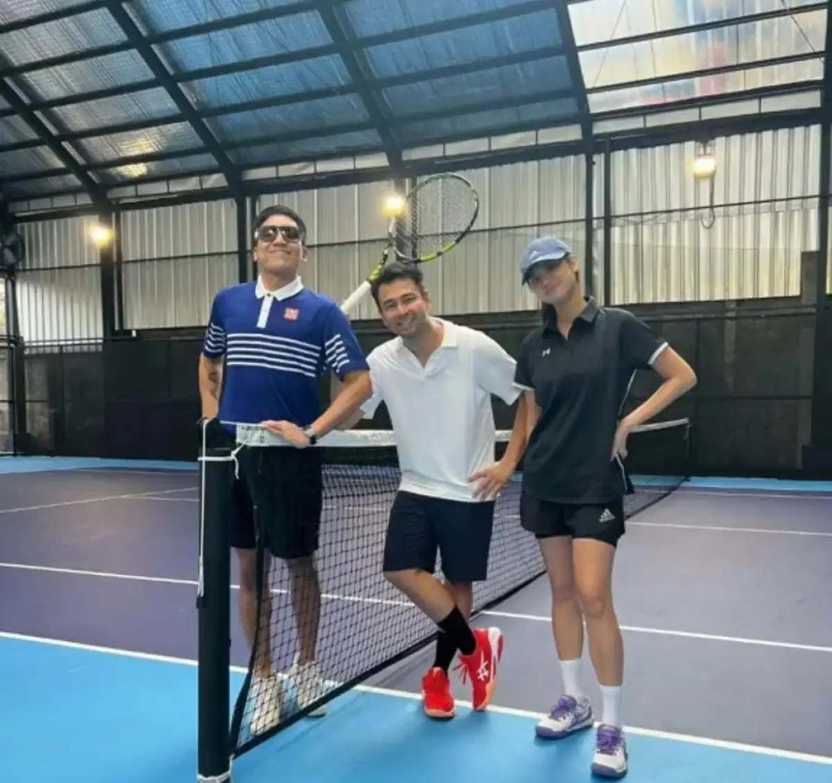 Desta , Raffi Ahmad dan Gege Elisa saat berada di lapang tennis (Sumber : TikTok @itskakwil)