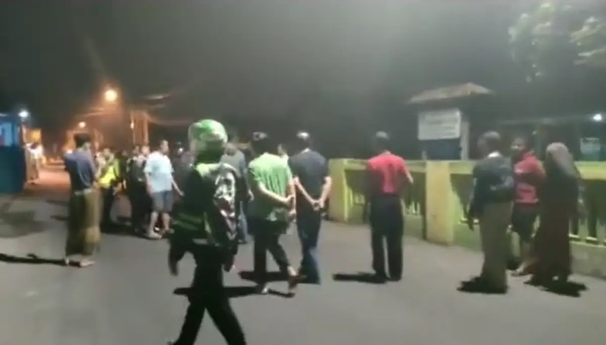 Viral video kepala desa di Sidoarjo disandera warganya sendiri karena tak becus bantu warga mengurus sertifikat tanah. (Sumber : Instagram @infia_fact)