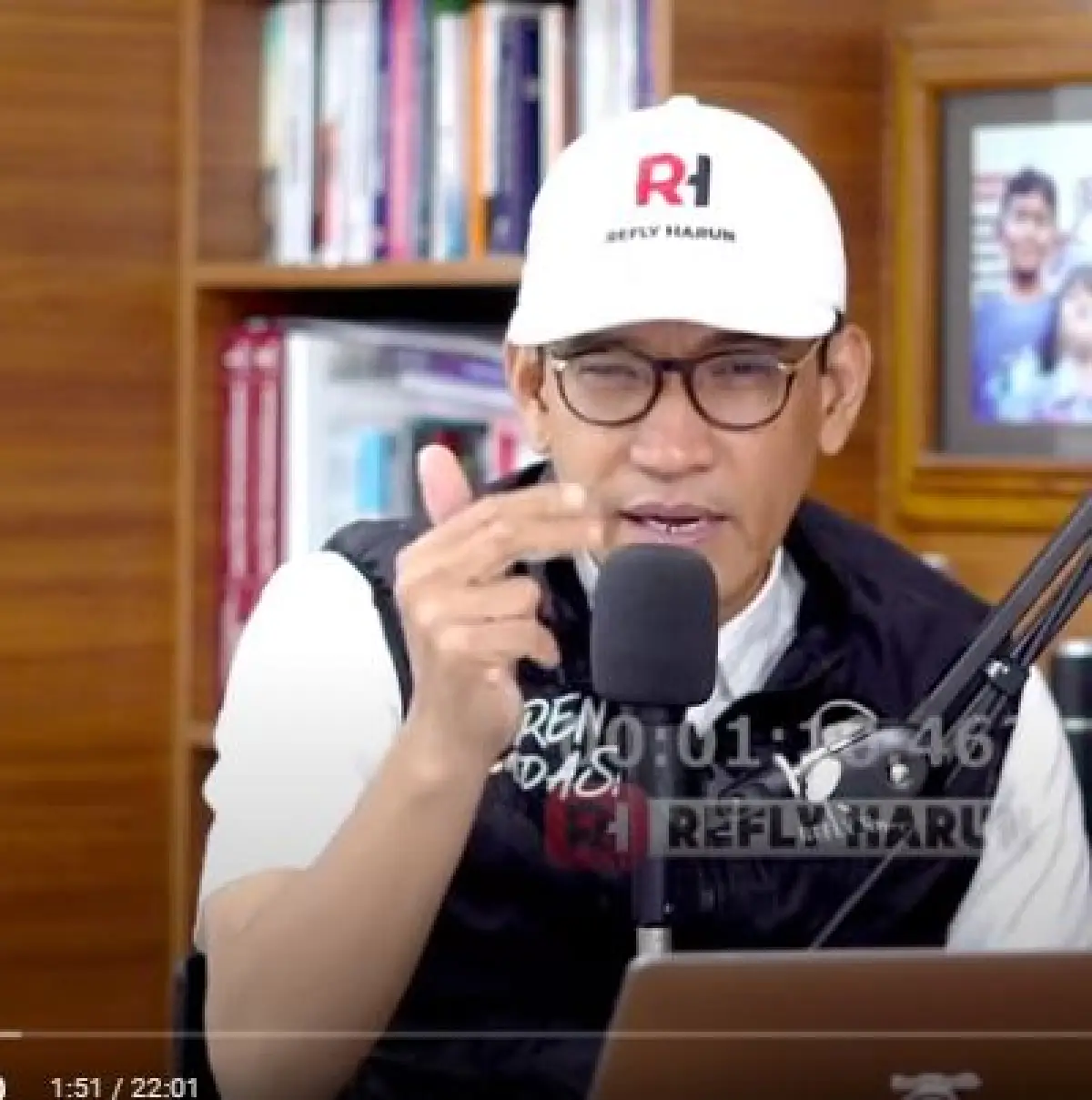 Refly Harun turut tanggapi soal Anies dipolisikan relawan Ganjar usai salah sebut data. (Sumber : YouTube Refly Harun)