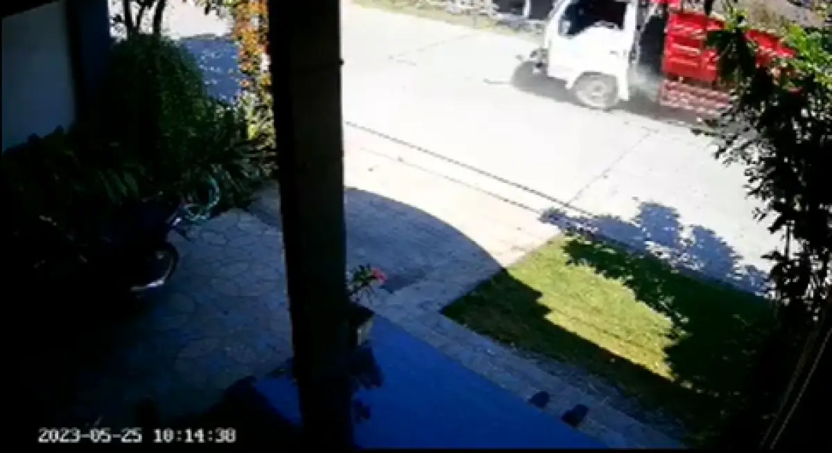 Video detik-detik truk muatan alami rem blong hingga tabrak rumah warga di Tembalang, Kamis 25 Mei 2023. (Sumber : Instagram @infoseputarsemarang)