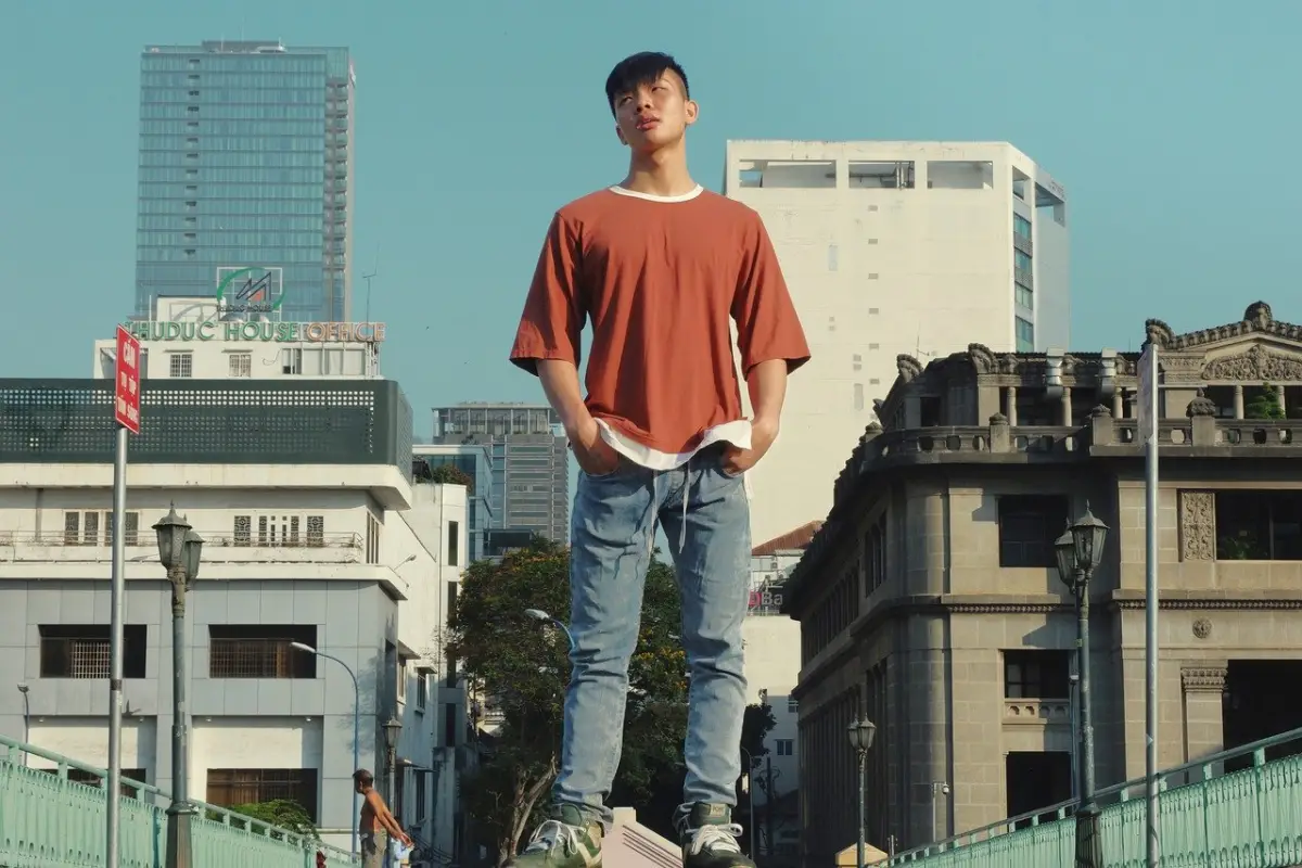 Ilustrasi orang dengan tinggi badan menjulang (Sumber : pixabay)