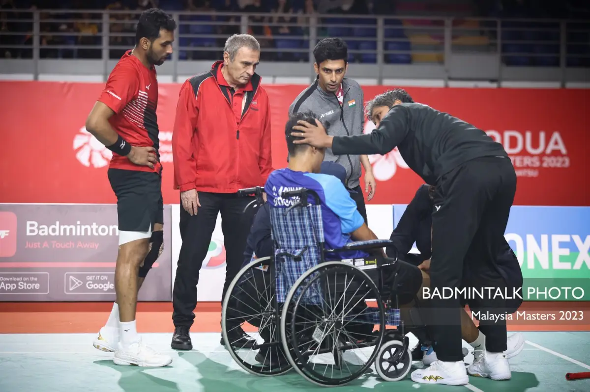 Christian Adinata saat memutuskan mundur dari semifinal Malaysia Masters 2023 karena alami cedera. (Sumber : Instagram @badmintalk_com)