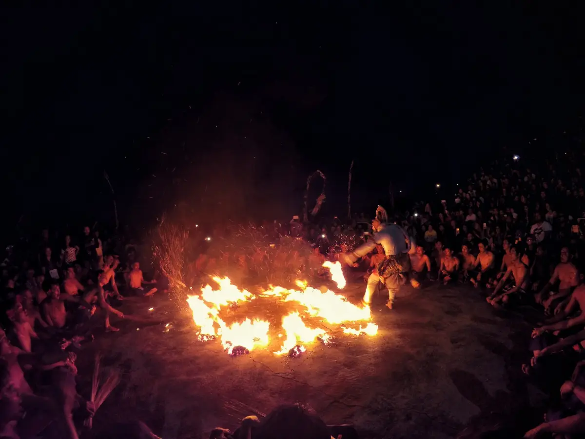 Tari kecak api, salah satu tradisi mingguan yang ada di Pulau Bali (Sumber : Twitter)