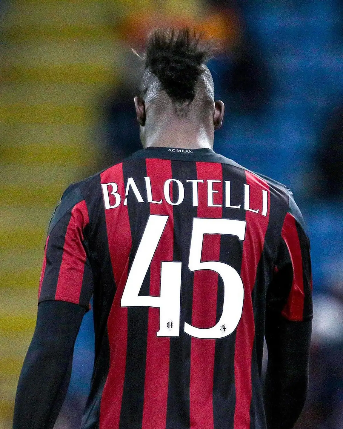 Mario Balotelli, pemain sepak bola yang identik dengan nomor punggung 45 (Sumber : Twitter)