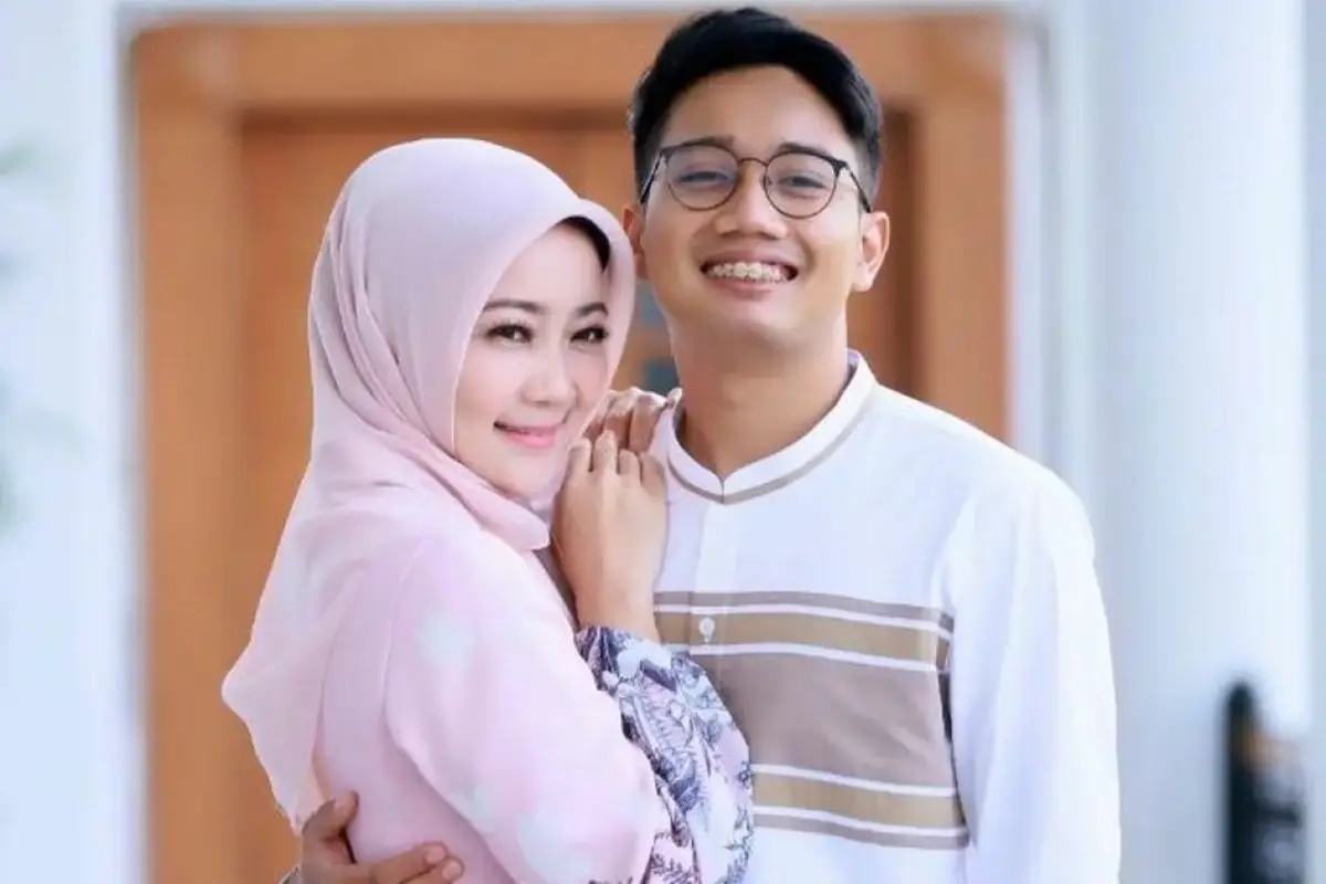 Atalia Praratya dan mendiang putranya, Emmeril Kahn Mumtaz. (Sumber : Instagram @ataliapr)