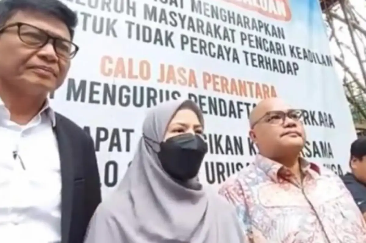 Natasha Rizky saat ditanyai awak media usai sidang perdana di Pengadilan Agama Jakarta Selatan (Sumber : YouTube Rasis Entertainment)