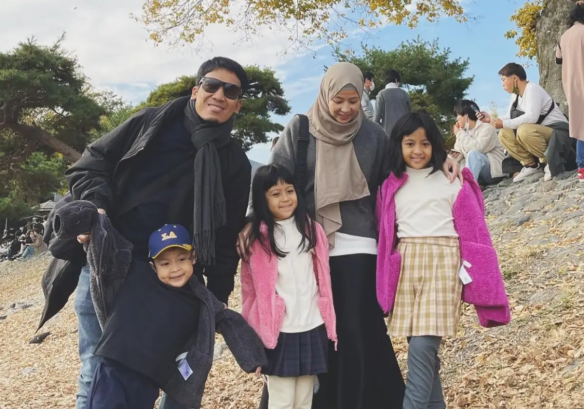 Keluarga Desta dan Natasha saat berlibur ke Jepang pada 2022 lalu. (Sumber : Instagram @natasharizkynew)