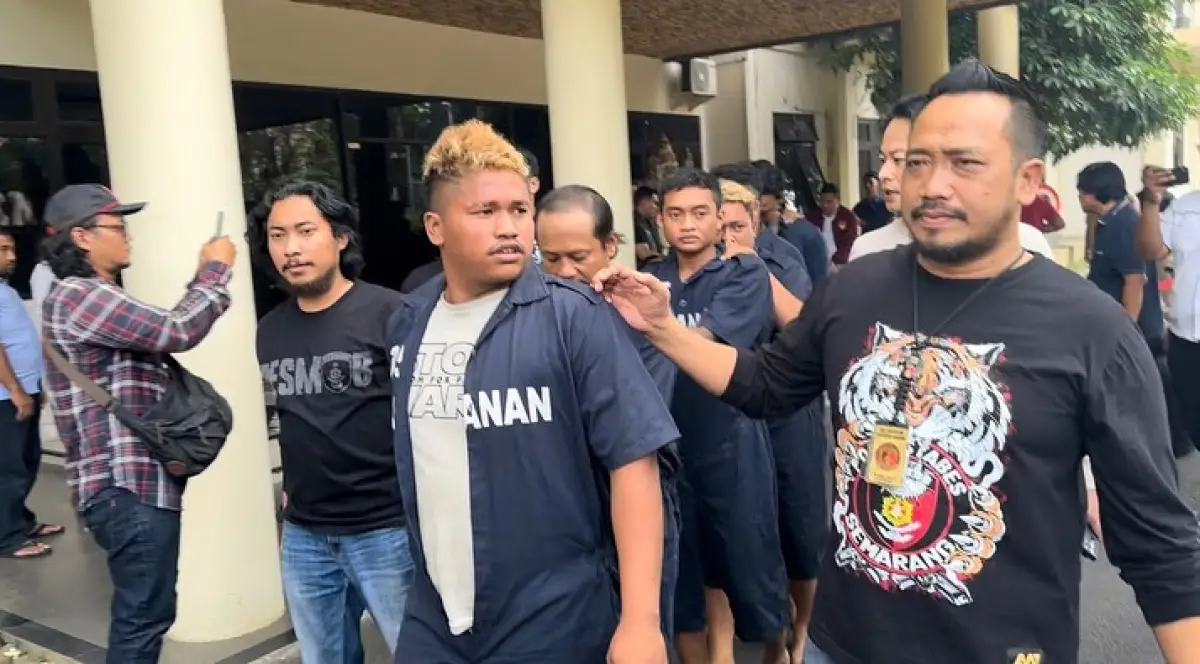 Para pelaku yang mengeroyok pria hingga tewas dan membuang jasadnya di got depan PRPP Semarang. Kini diamankan di Polrestabes Semarang, Senin 29 Mei 2023. (Sumber : Polrestabes Semarang)