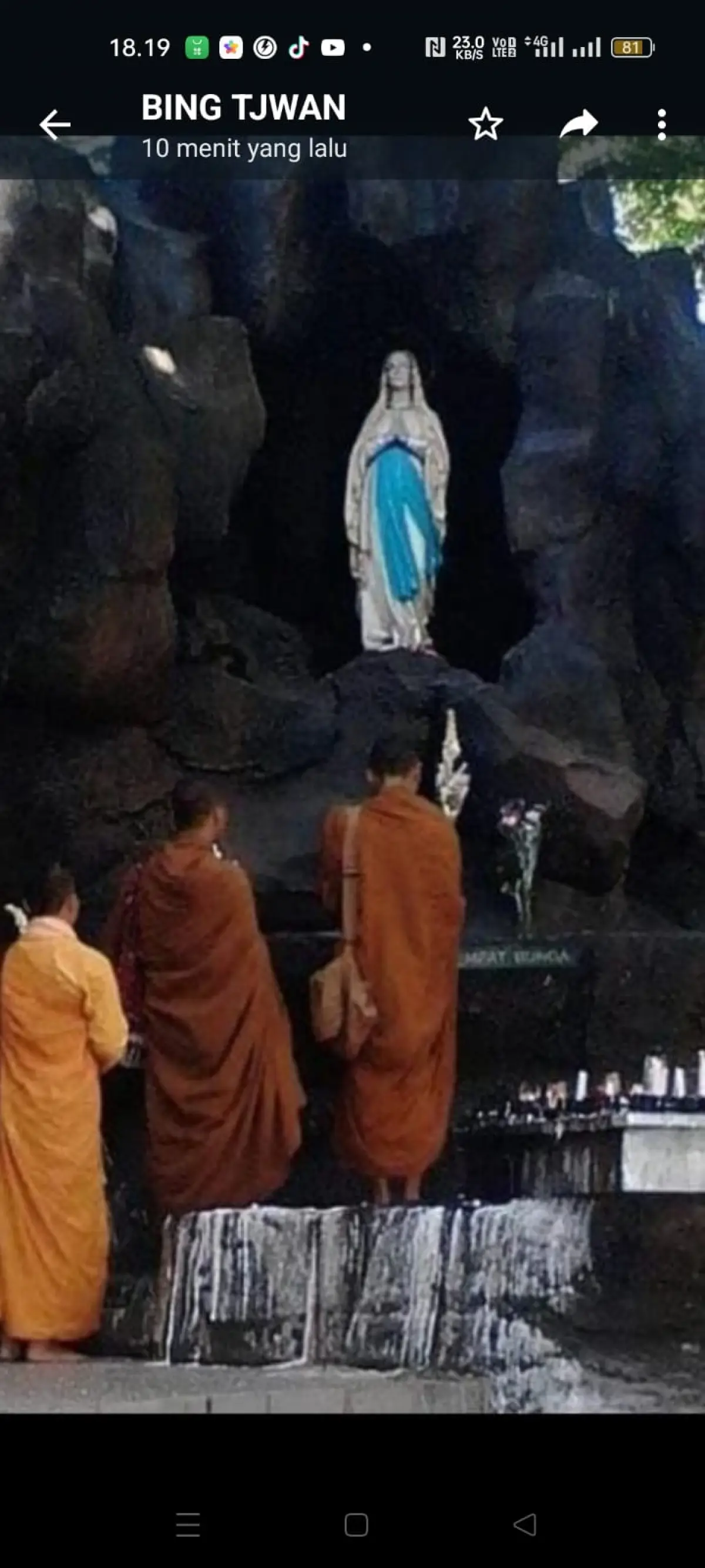 Momen biksu asal Thailand sempatkan berdoa di Goa Maria Kerep Ambarawa. (Sumber : twitter/KatolikG)