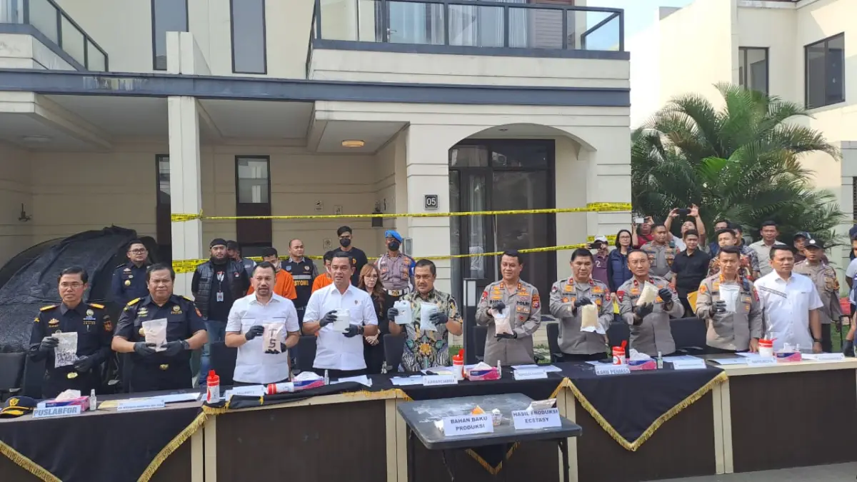 Polisi ungkap barang bukti tangkapan dari pabrik ekstasi di Semarang dan Tangerang, Jumat 2 Juni 2023. (Sumber : Dok Divisi Humas Polri)