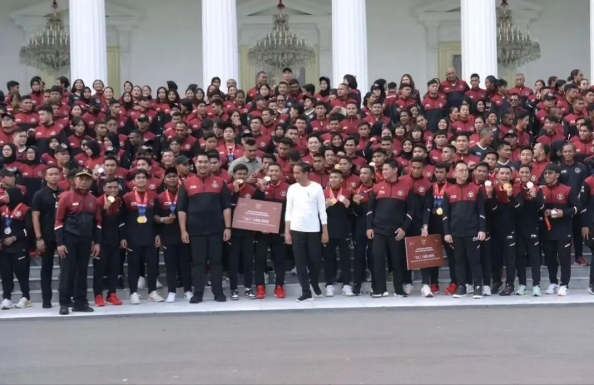 Presiden Jokowi membagikan bonus tiket kepara para atlet SEA Games 2023 (Sumber : Twitter)